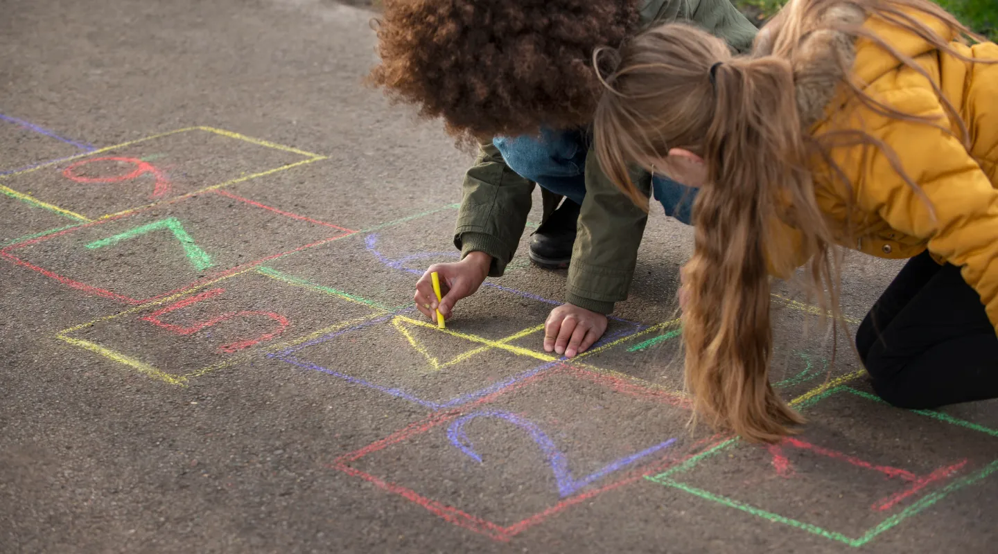 Brincadeiras Antigas Infantil - Foto: Freepik - Mochila Kids